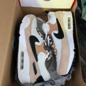 Nike Airmax' Tan and Black Sneakers